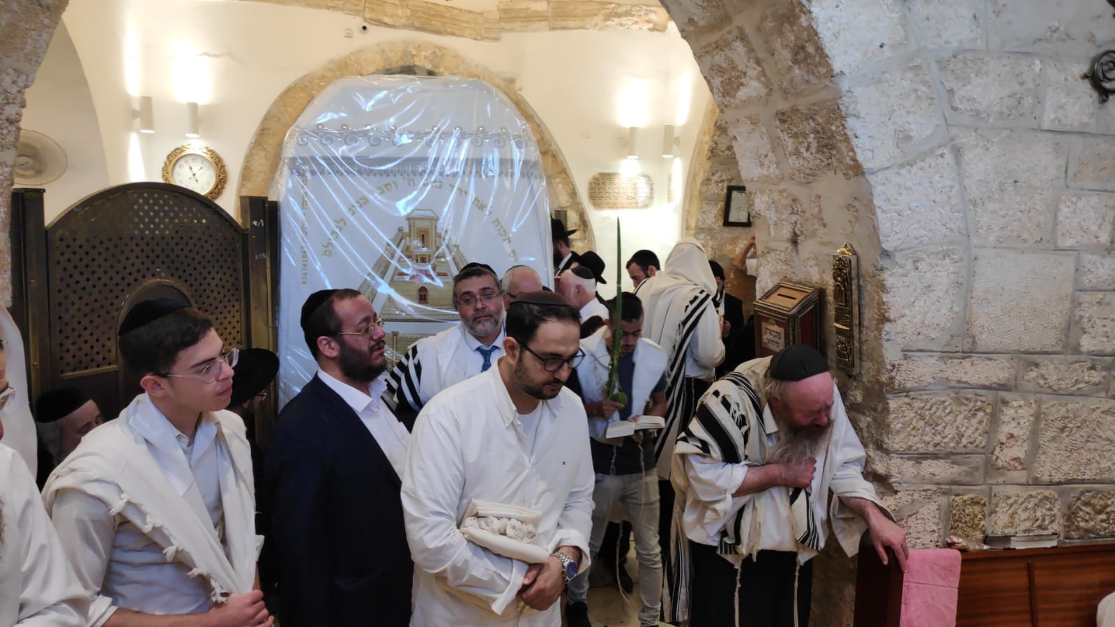 מוסדות רחל אמנו מתפללים בקבר רחל\