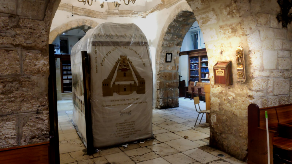 מזוזת הרחמים והדמעות בקבר רחל אמנו